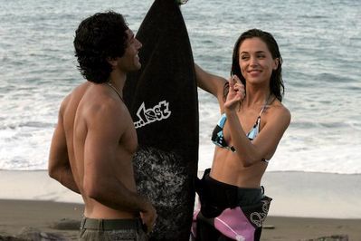 Eliza Dushku as "Erica" and Jose Casasús as "Novio"